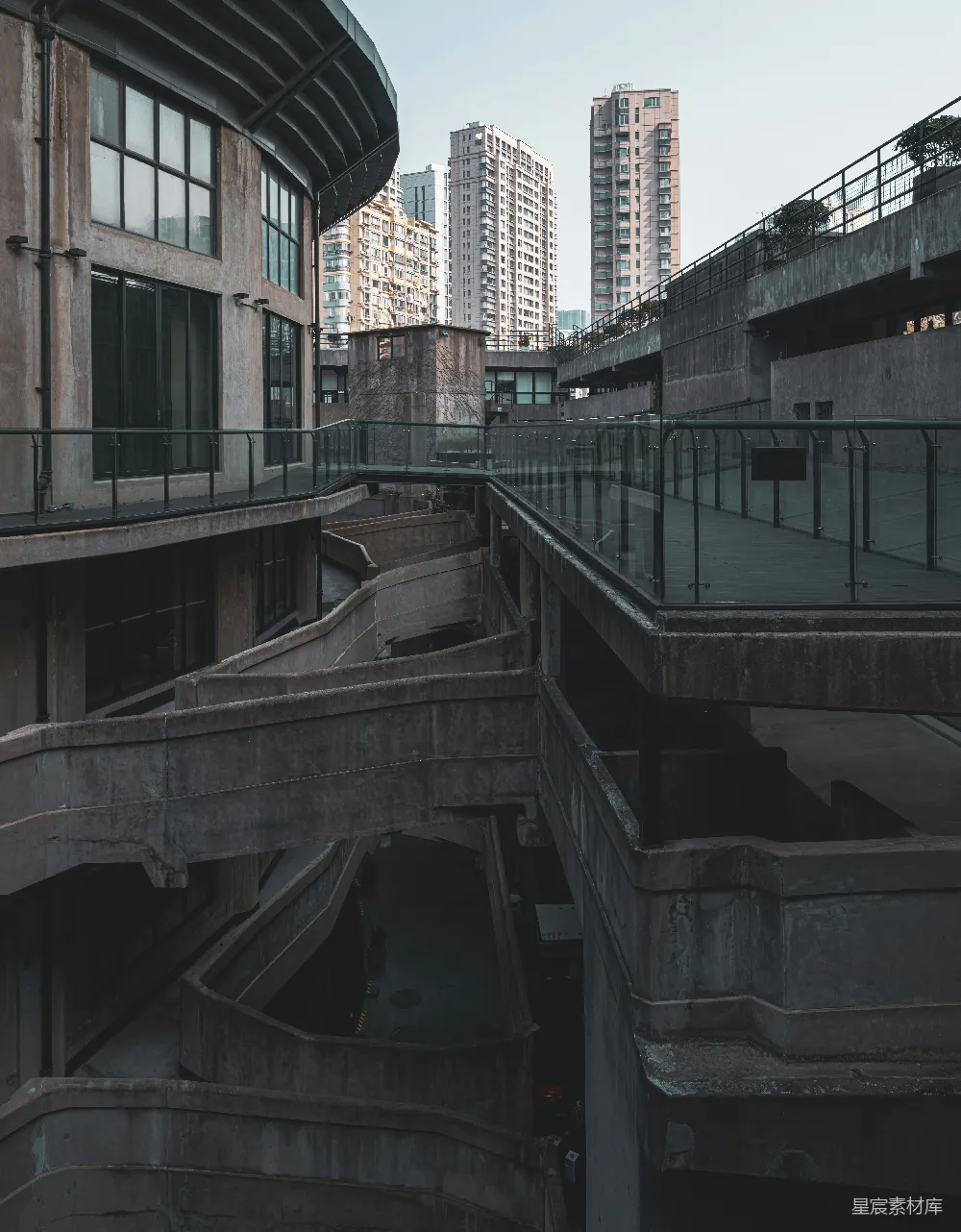 高清摄影  复杂建筑的现代建筑风格，配有坡道。