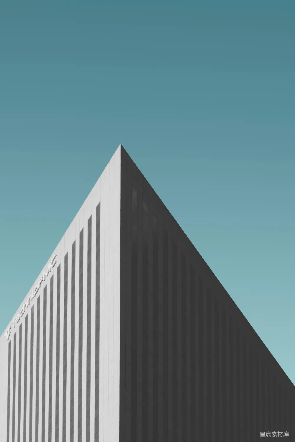 白建筑的特写照片