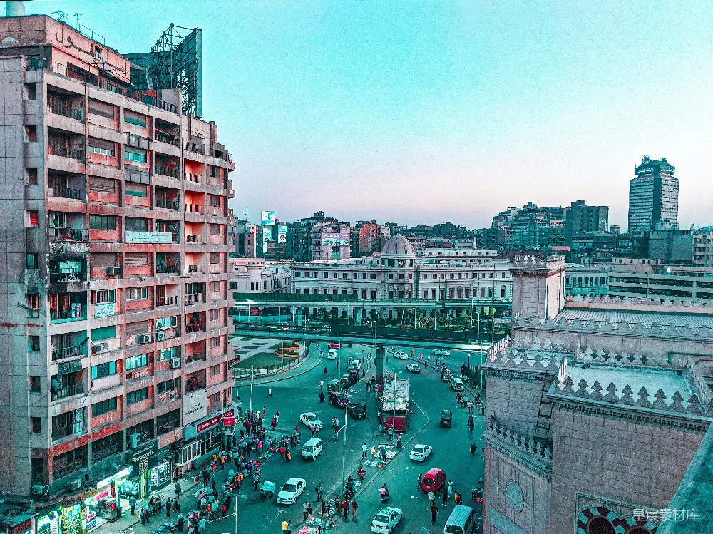 一条街上车辆穿梭和建筑林立的城市景象