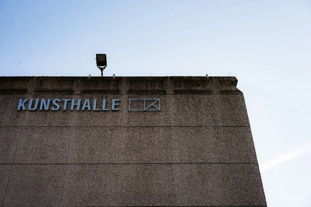 高清摄影  混凝土建筑，天空下标有“Kunsthalle”标志的建筑