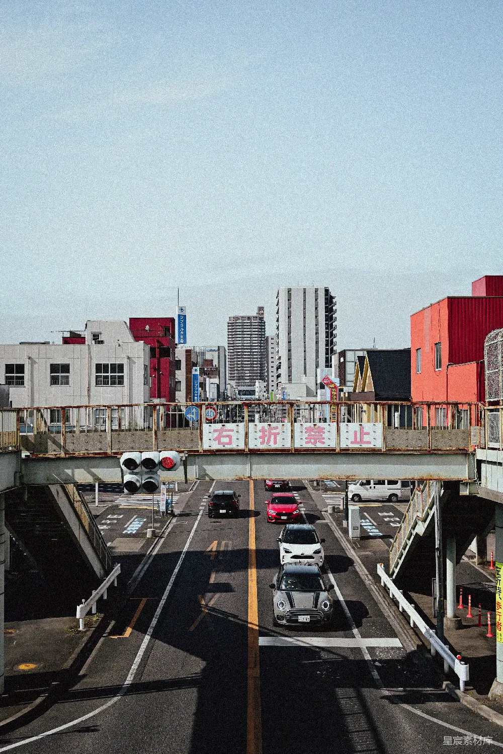 一条有座桥的城市街道