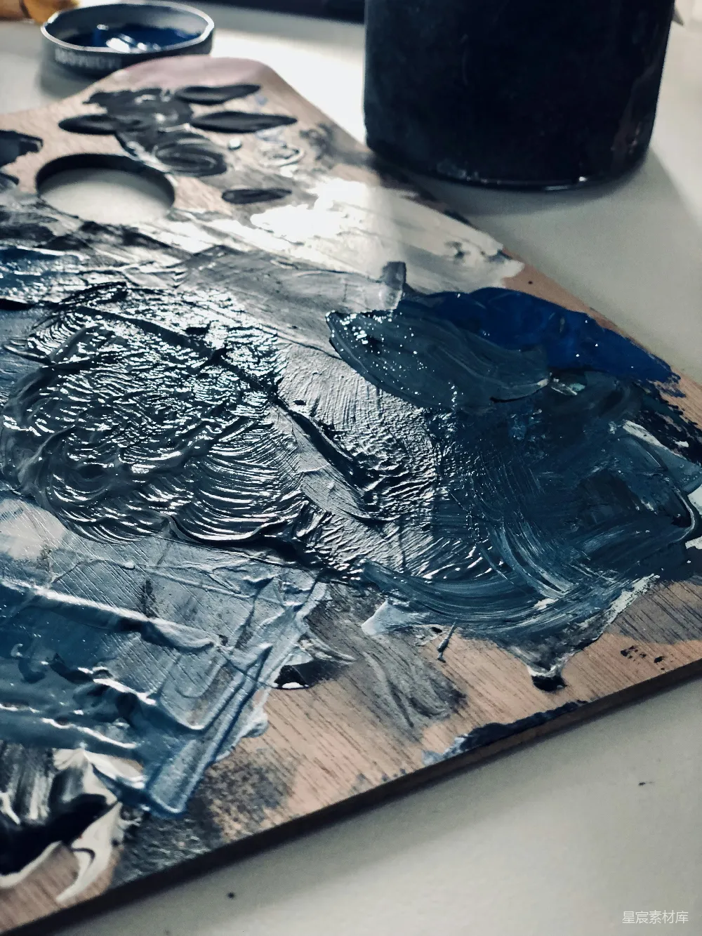 一幅画在木制菜板上的作品