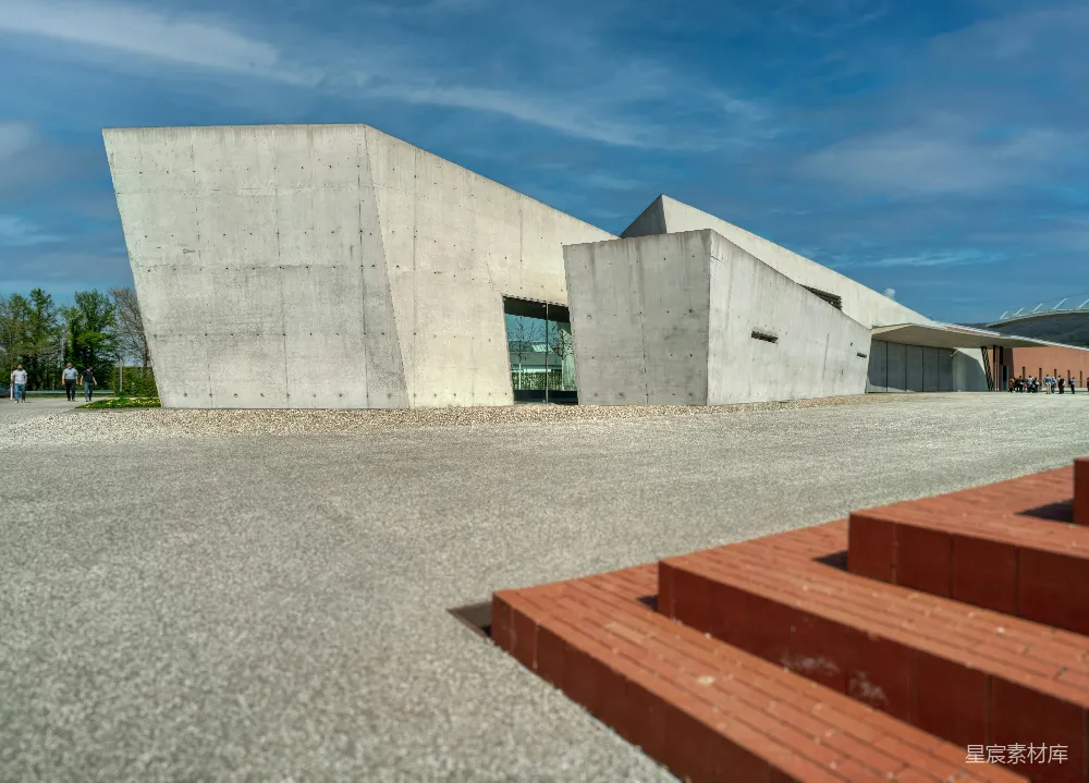 高清摄影  一座混凝土建筑，通往建筑的台阶。