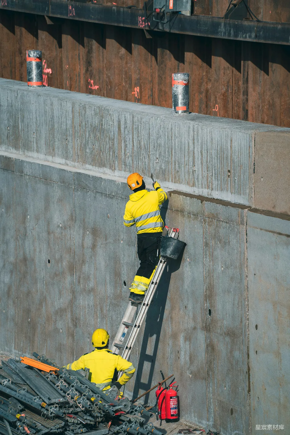 高清摄影  建筑工人正在给混凝土墙刷漆。