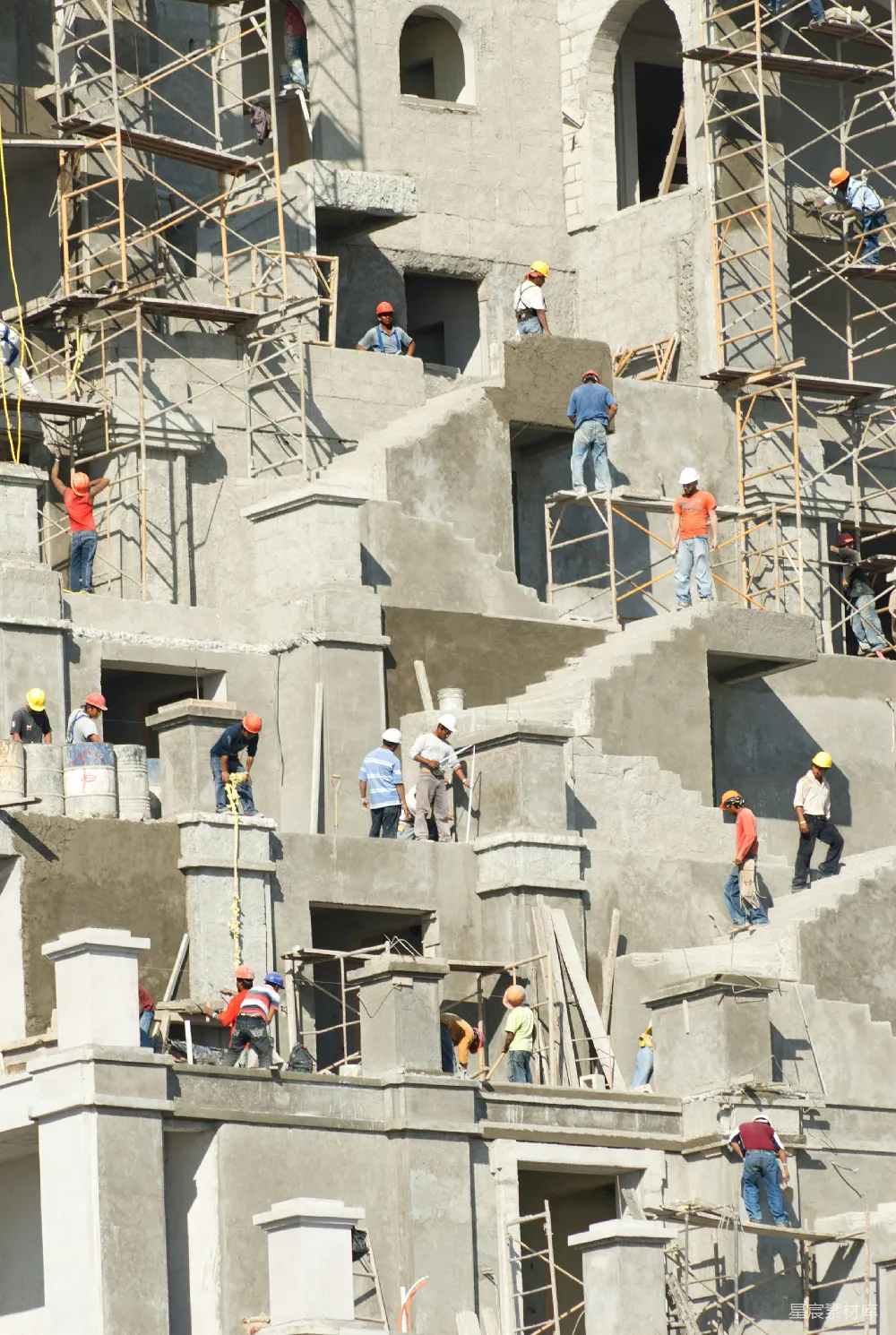 高清摄影  建筑工人们正在建造一座庞大而复杂的建筑。