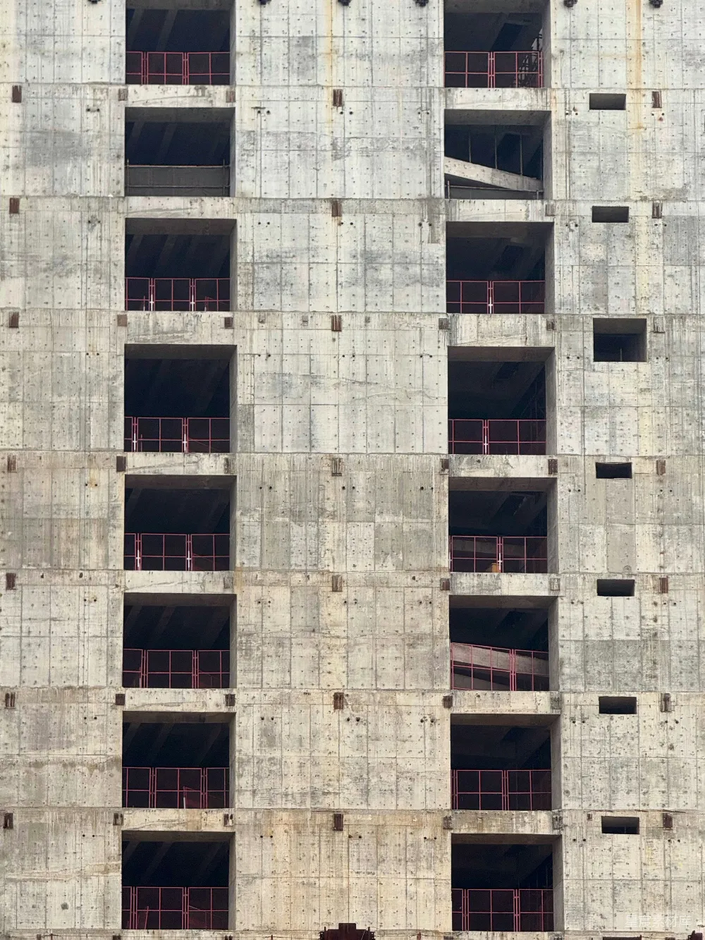 高清摄影  正在建设中的混凝土建筑，有许多窗户。