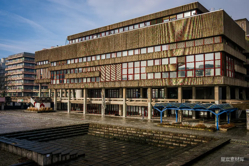 高清摄影  Brutalist风格的混凝土建筑，有许多窗户。