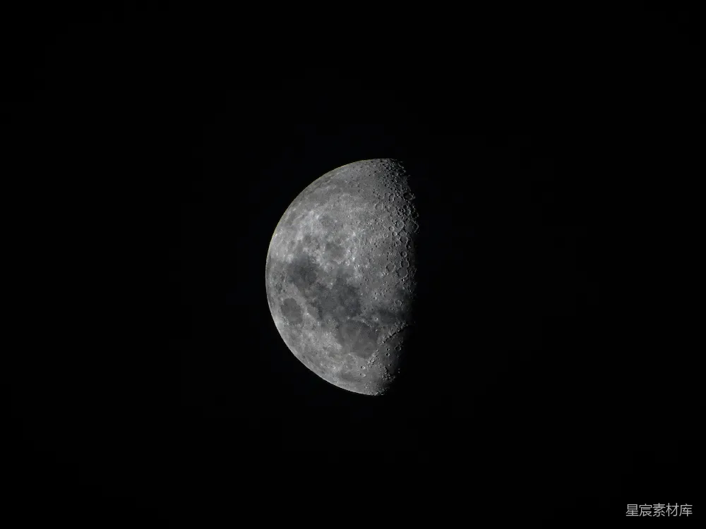 天空中一轮月亮的特写镜头