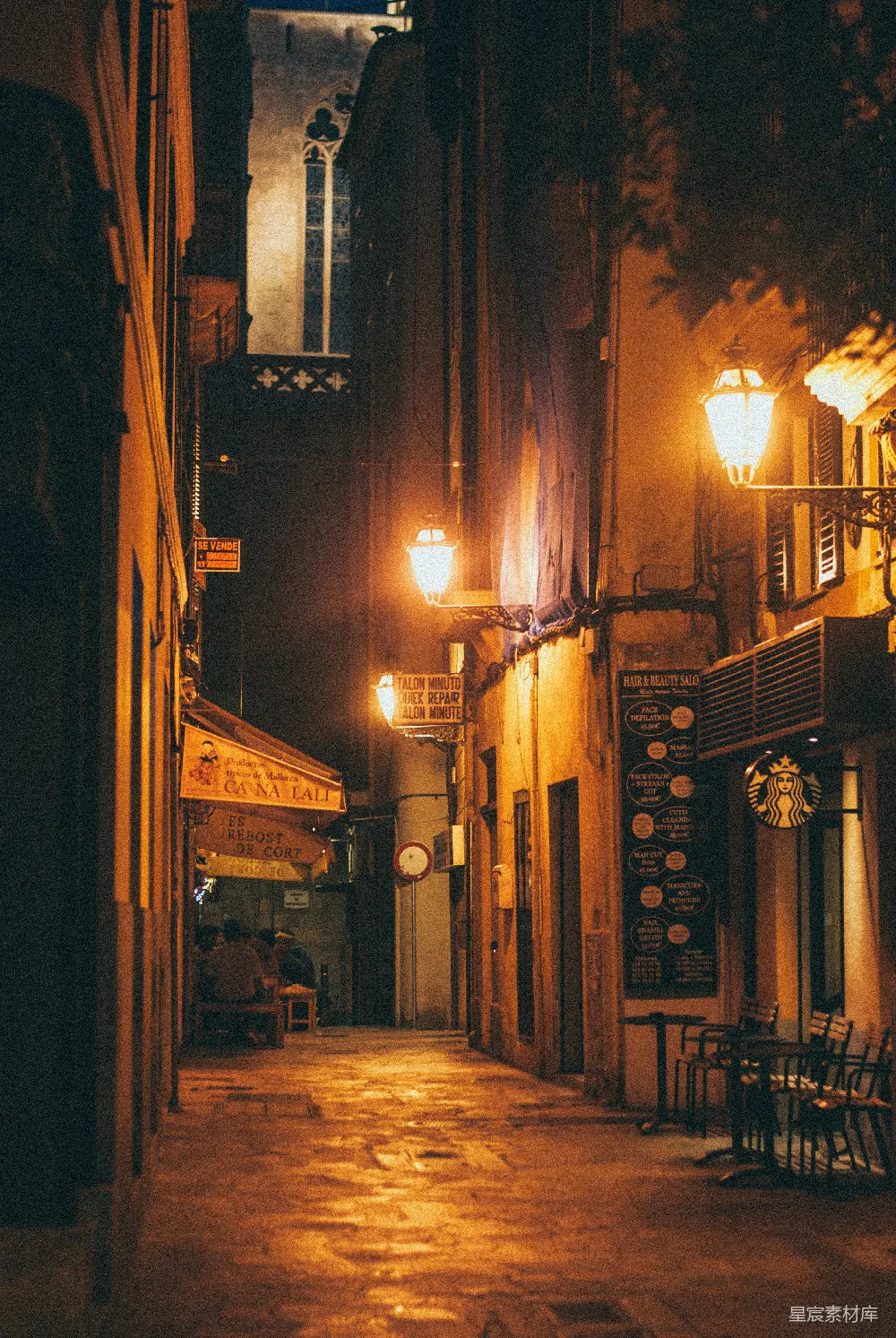 夜晚中的混凝土走廊