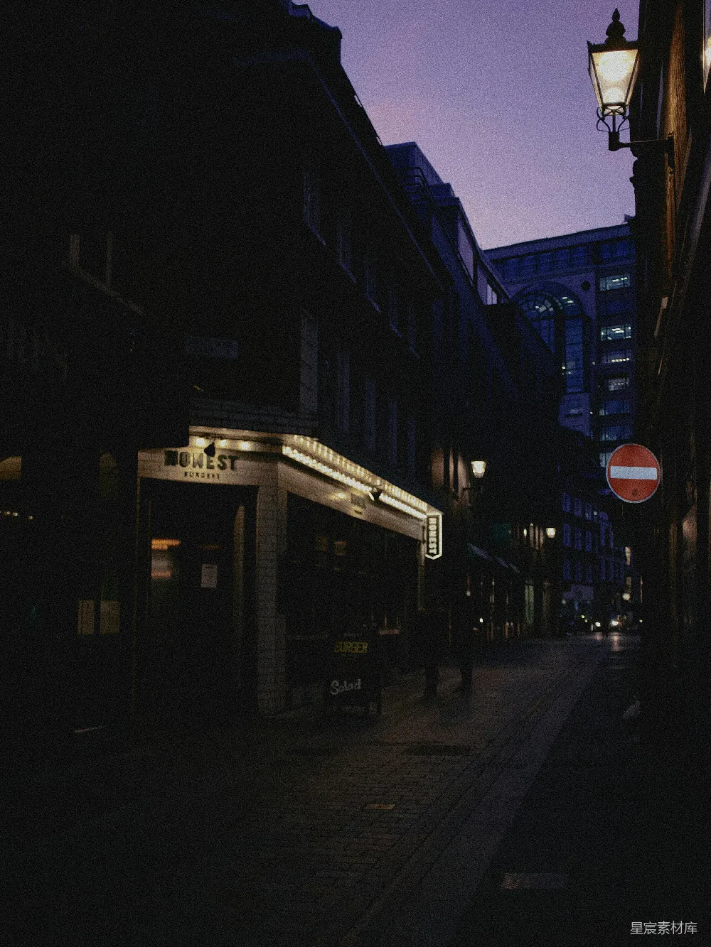 夜晚人们走在人行道上