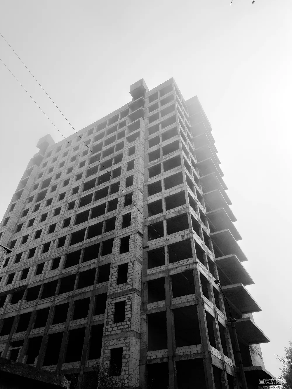 高清摄影  雾中未完工的混凝土建筑