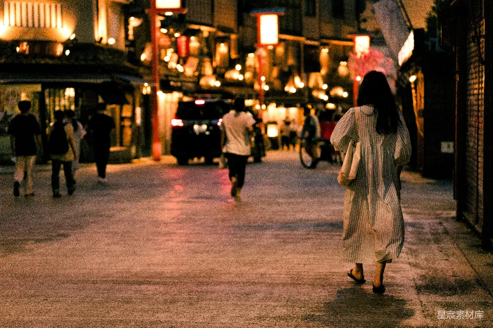 一个人走在街上