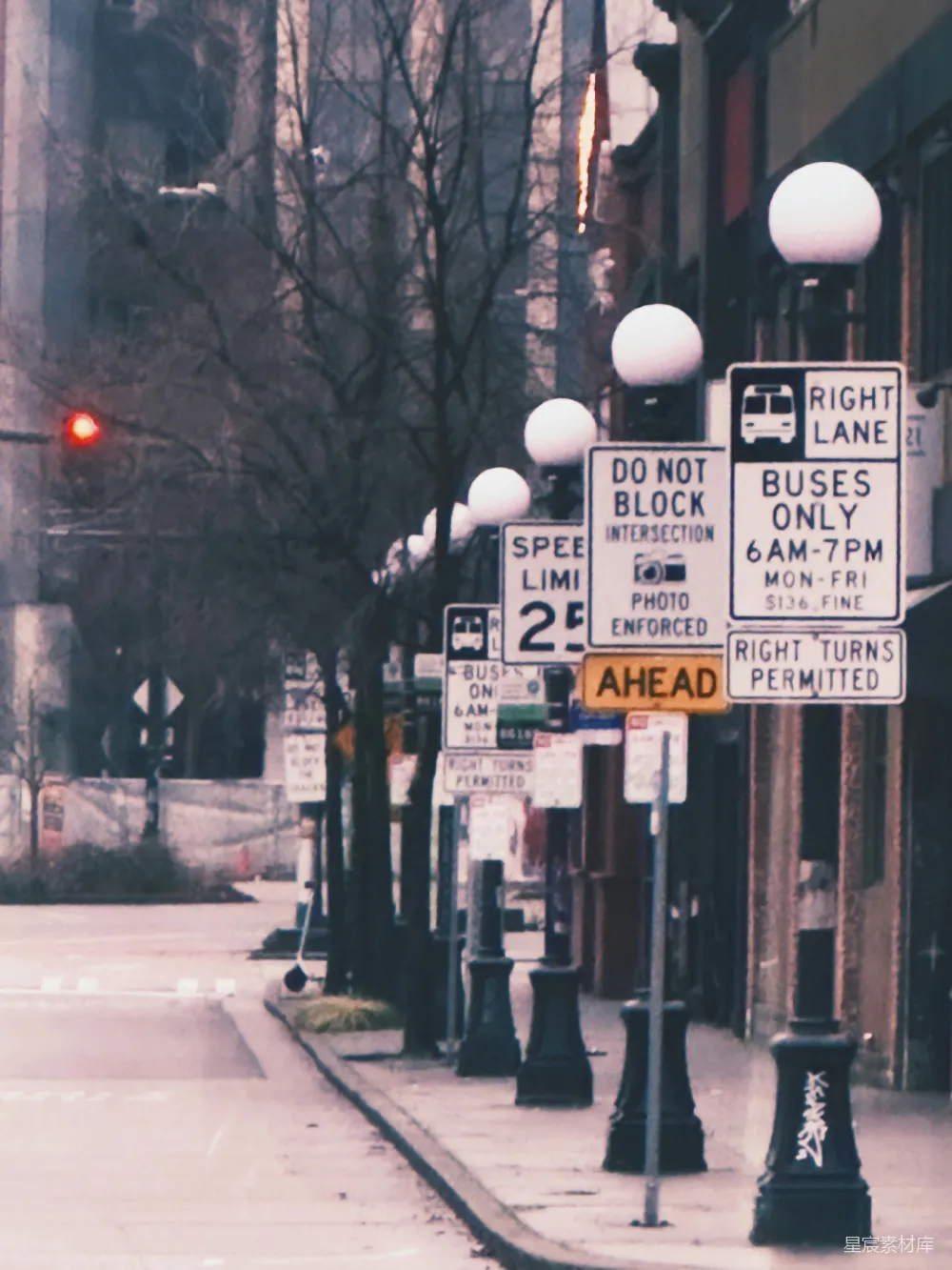 一条街道满满的街 sign 符合语境的翻译是：一条布满了各种路标的城市街道。