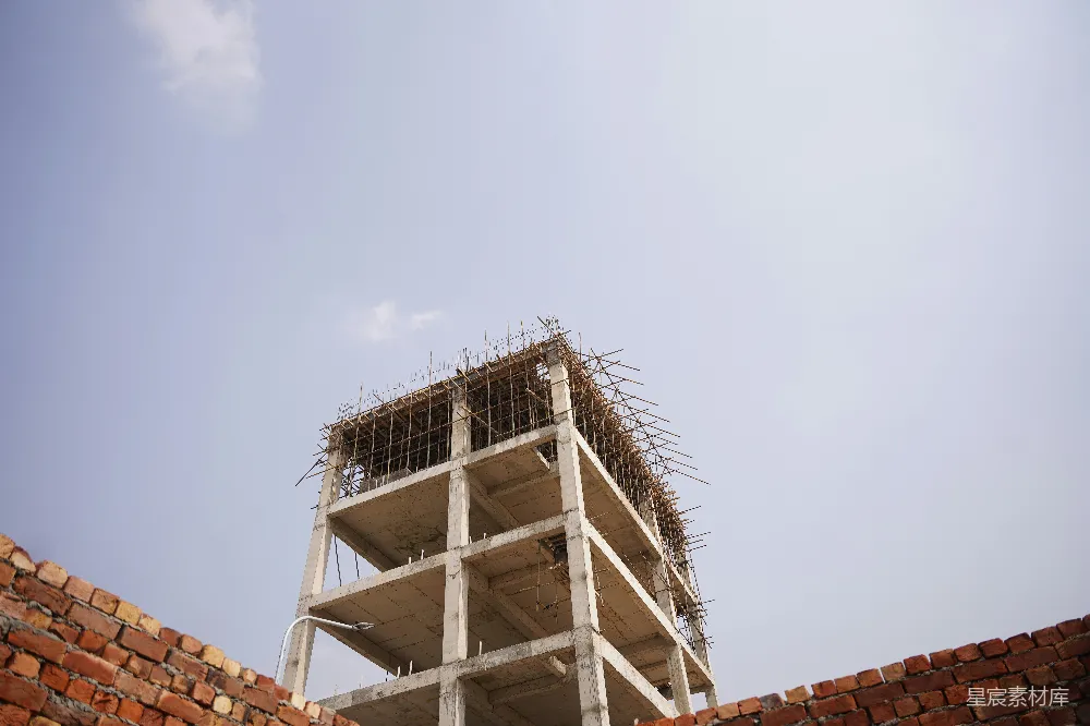高清摄影  在晴朗的天空下，一座混凝土建筑正在施工中