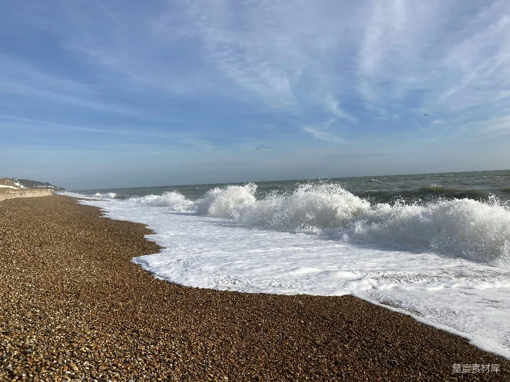 海滩上的波浪涌动