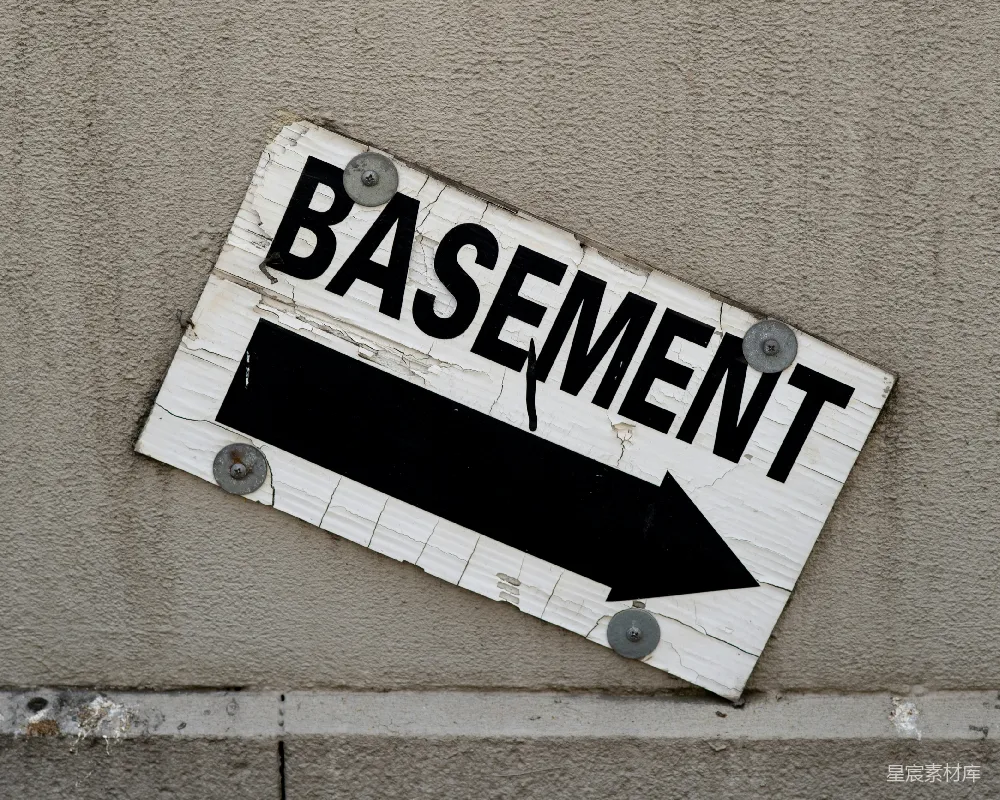 高清摄影  一栋建筑物侧面的标志上写着"basement"。