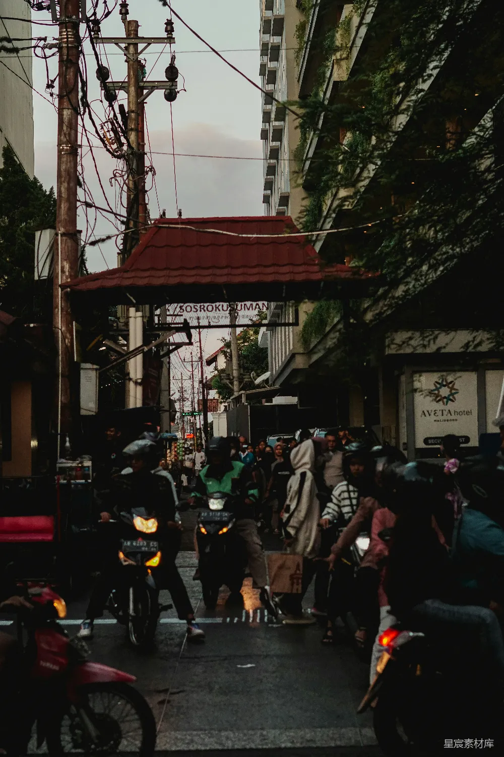 一群人在街道上骑摩托车兜风