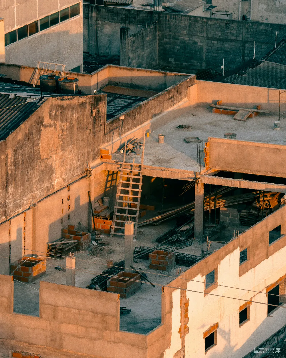 高清摄影  带有脚手架和建筑材料的施工场地