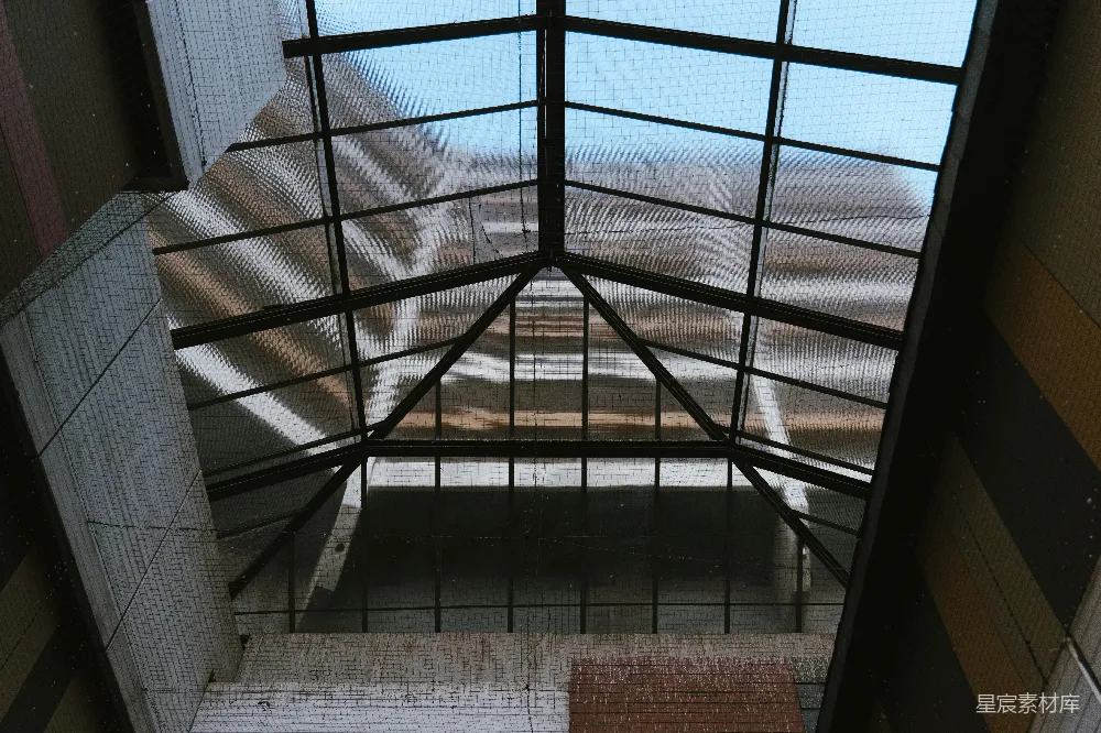 高清摄影  一座建筑的俯视图，地面铺有瓷砖。