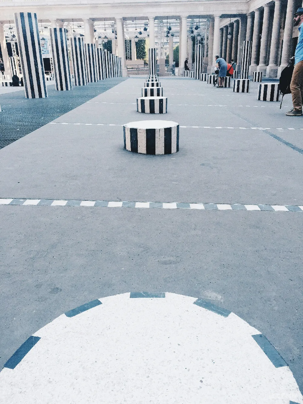 高清摄影  一个大庭院，背景有一座白色的建筑。