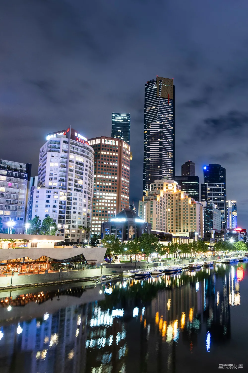 城市近水体的建筑物在夜间