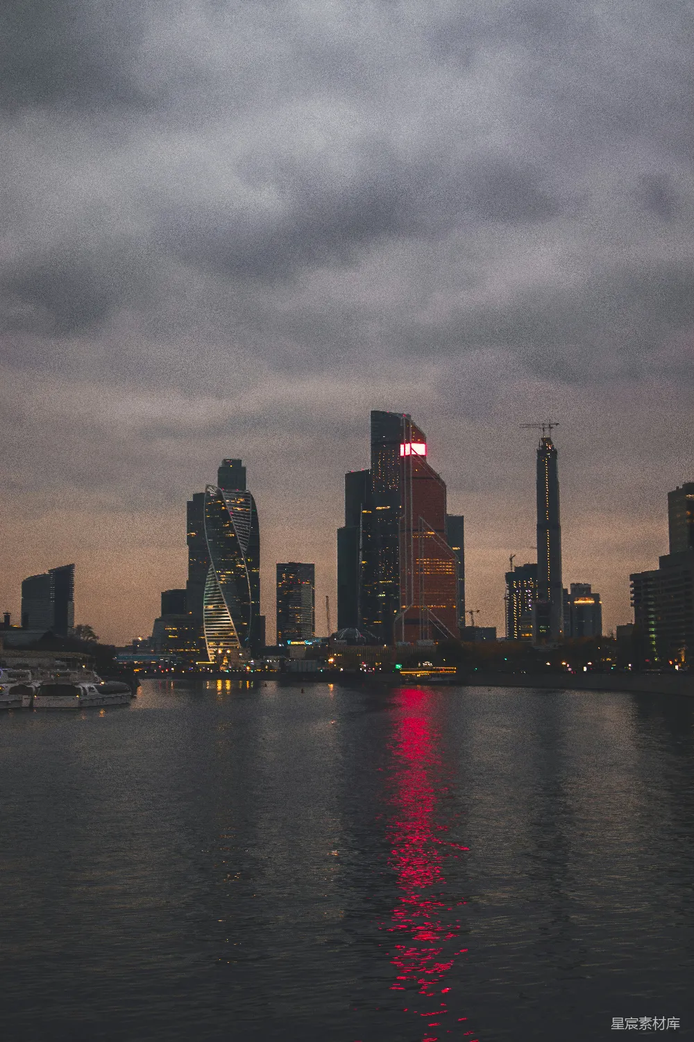背景中有城市的水域