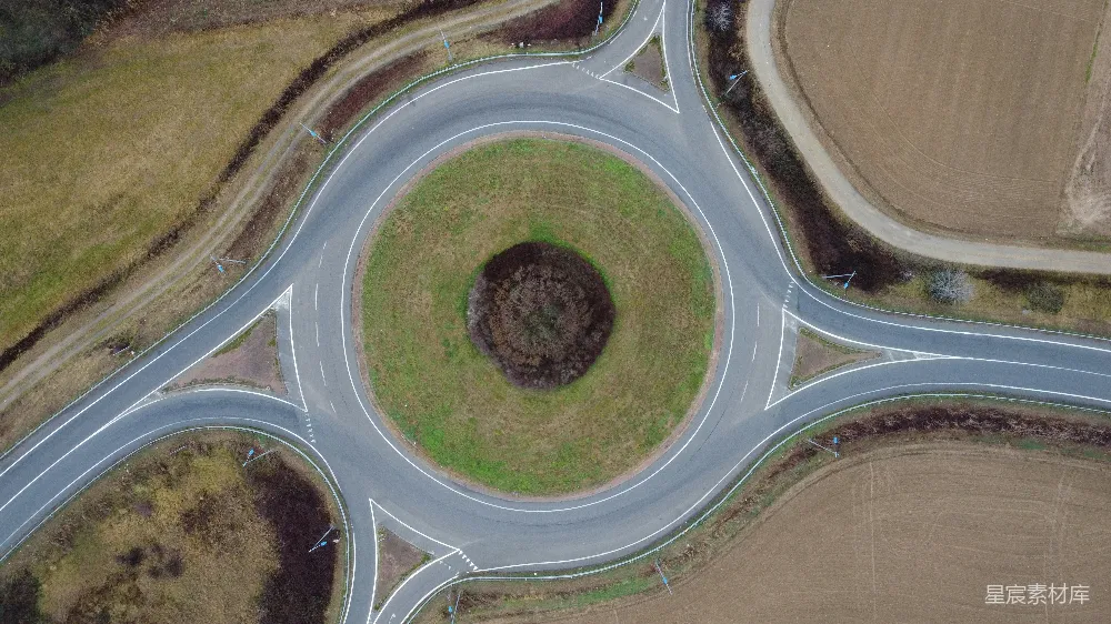 一个公路交叉口的空中俯瞰图，位于人烟罕至的地方。
