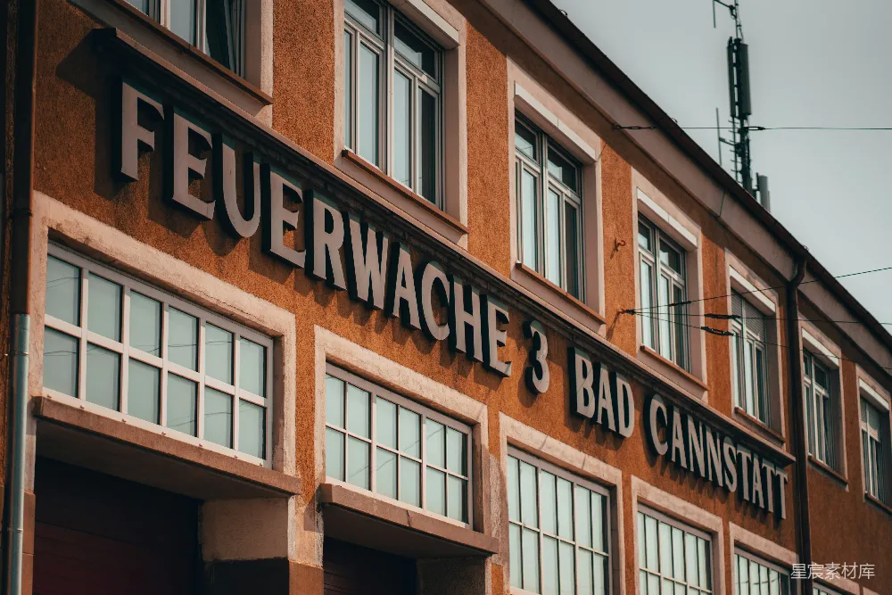 高清摄影  一座红色的建筑，上面的标志写着“feuerwache 3 bad cannst”。