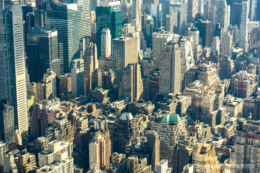 一座城市上空的景象，高楼林立。