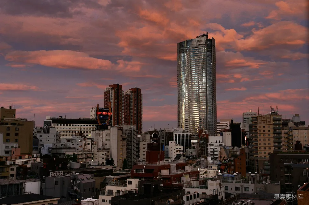 高清摄影  夕阳西下，橙色和灰色的云层笼罩在城市的天际线上。