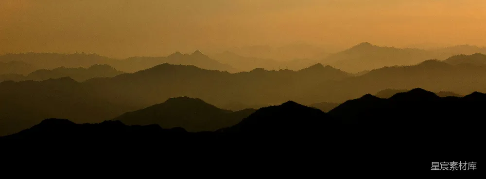 山峦之上，夕阳西下