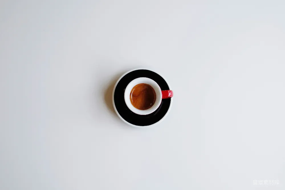 一杯浓缩咖啡的照片，放在一个小小的杯子里。