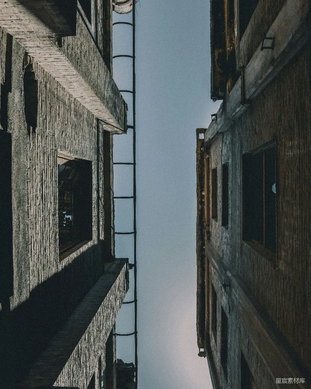 高清摄影  两座旧砖房之间的天空景色。