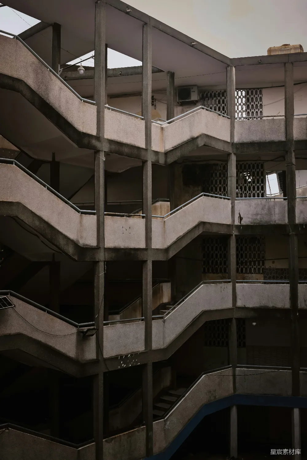 高清摄影  建筑外墙上的混凝土楼梯和阳台。