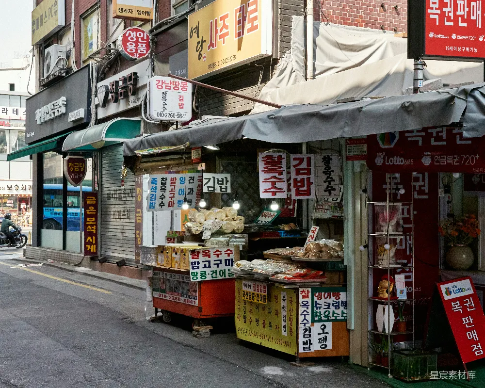 路边的一处街景，旁边是一家店铺。