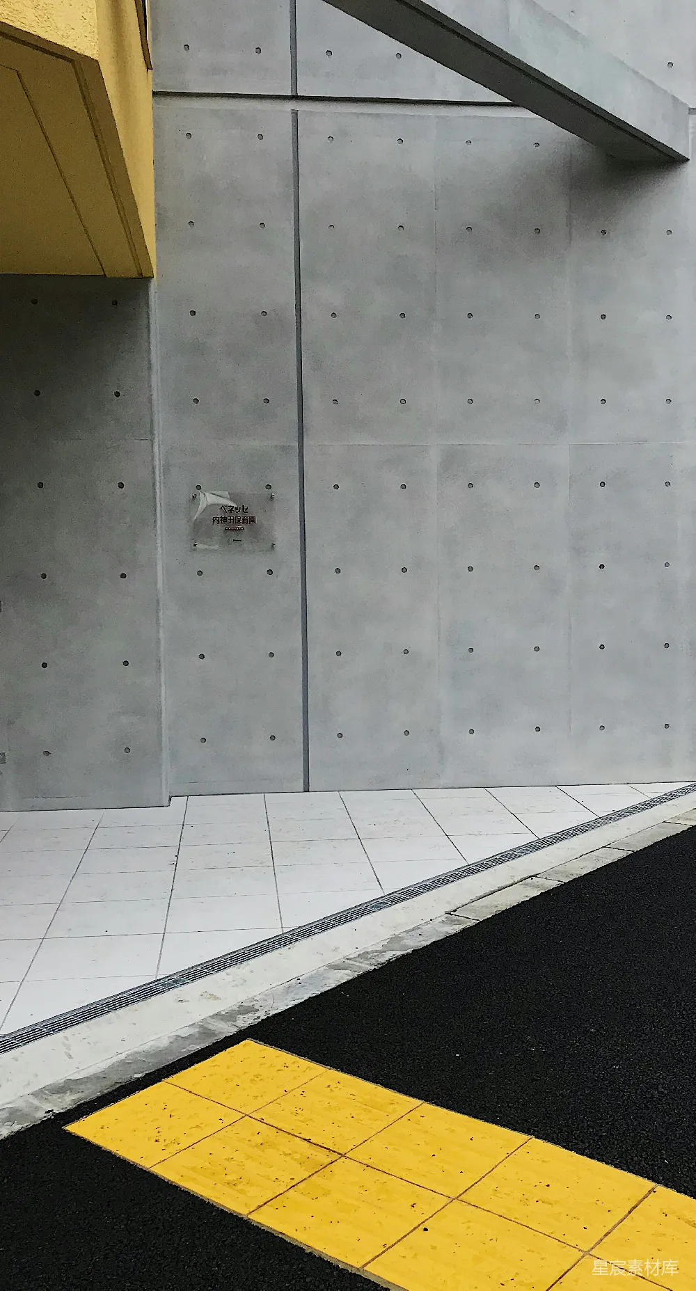 高清摄影  一座建筑物一侧的消防栓