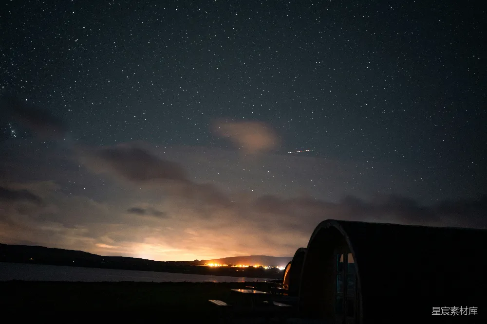 夜空中繁星点点，水面上方。