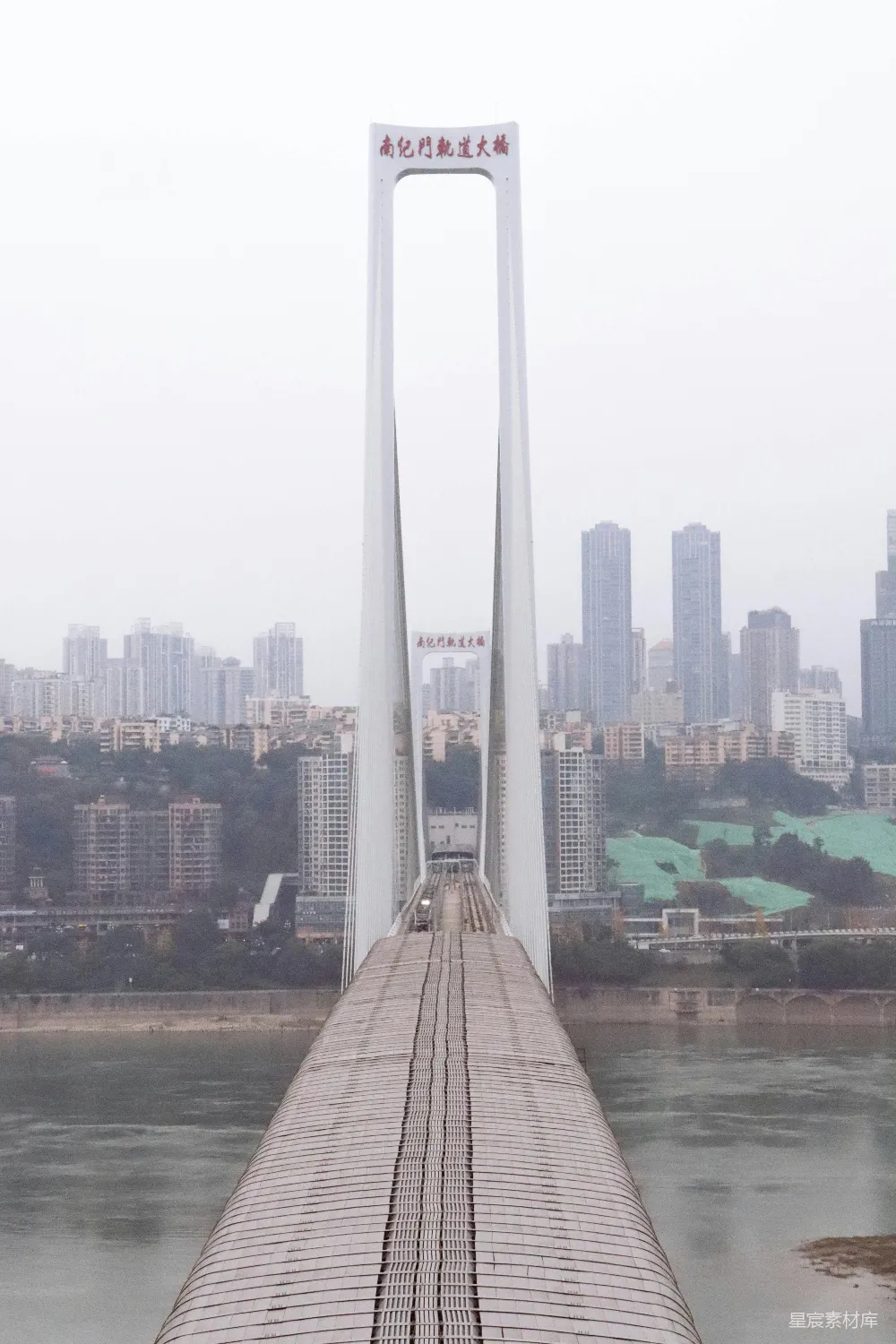 高清摄影  一座桥的远景，背景中有座城市。