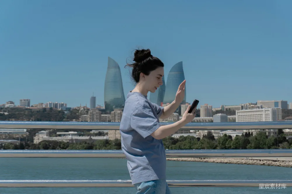 女士在视频通话中挥手，背景是城市 skyline。