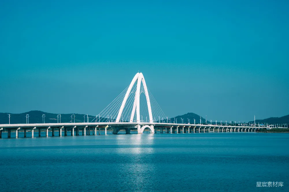 一座跨越大湖的大桥