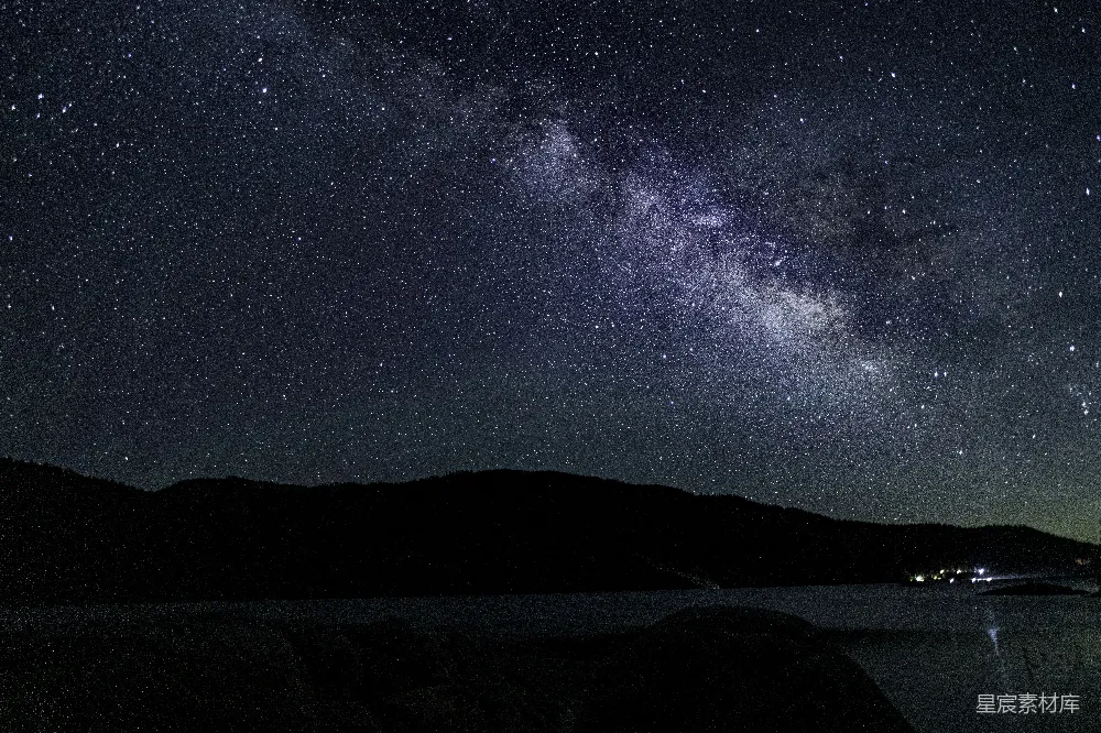 夜空被星辰点缀，水面上一片宁静。
