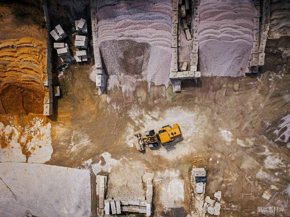 高清摄影  一辆在道路上的建筑机械