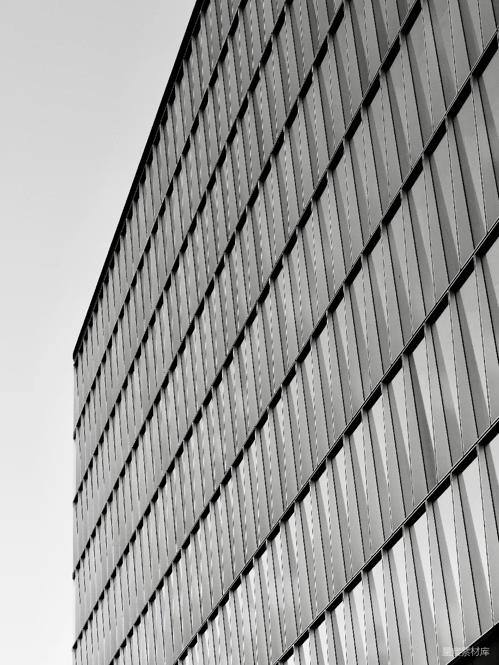 现代玻璃建筑外墙在晴朗的天空下