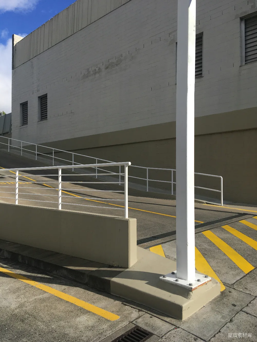 高清摄影  白天，白色混凝土建筑旁的白色金属栏杆。