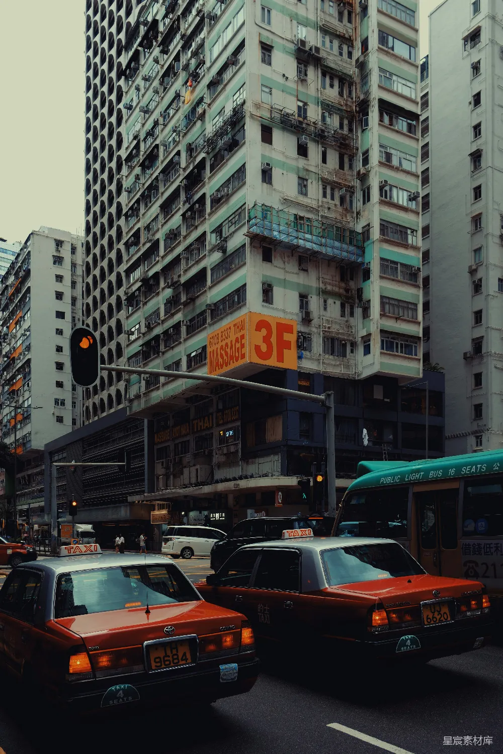 高清摄影  城市交通，出租车和高楼大厦。