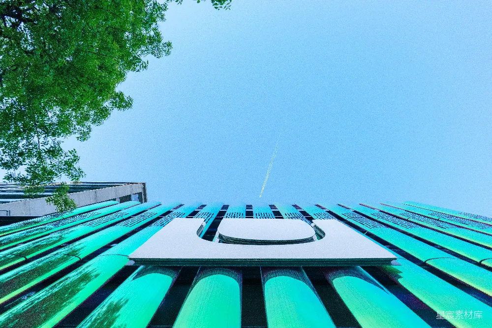 高清摄影  低角度拍摄建筑物在飞机尾迹中的照片