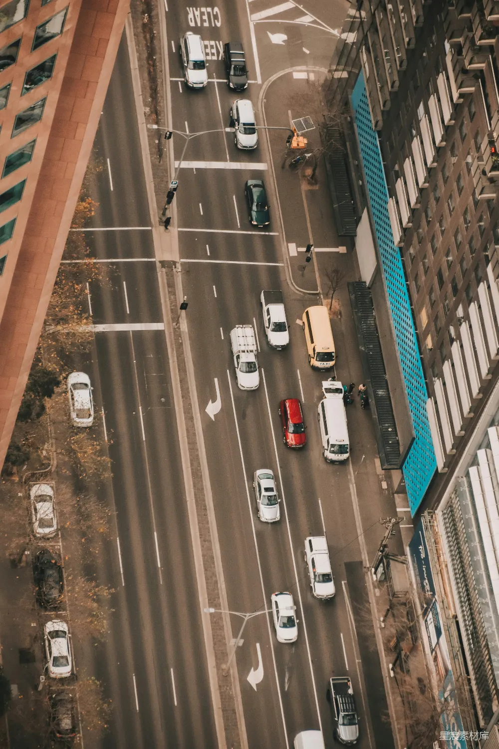 白天停在停车场的汽车