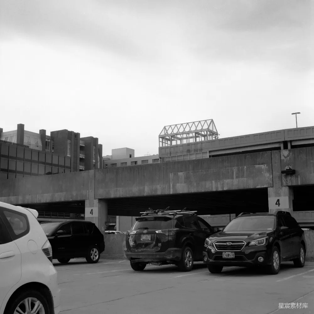 高清摄影 电影 一个停车场里停着几辆车。