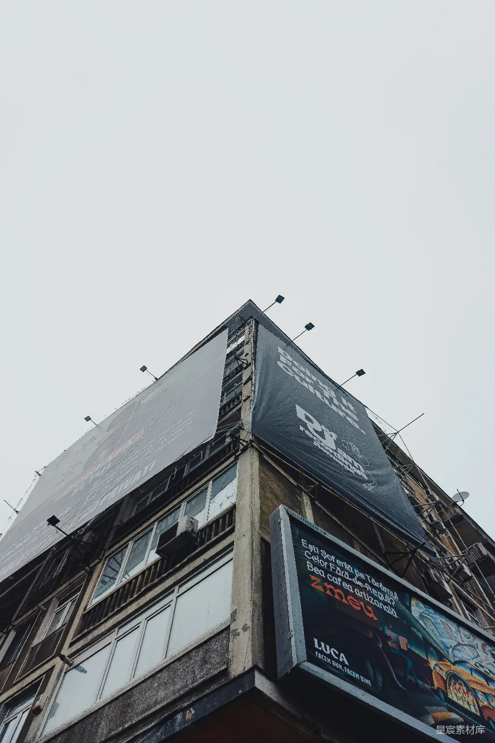 高清摄影 实验性 一座高大的建筑物，上面有标语。