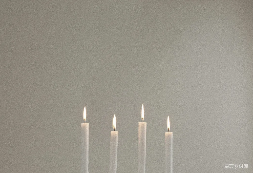 四支点燃的白蜡烛